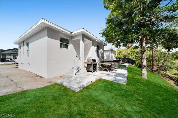 a view of a house with backyard
