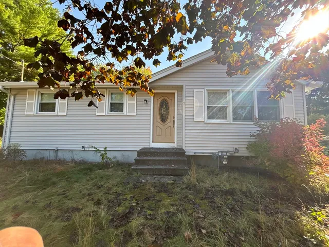 a view of a house with a yard