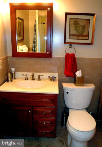 18709 Walkers Choice Road, Unit 6 Gaithersburg, MD 20886 - Photo 2 of 10 a bathroom with a toilet a sink and mirror