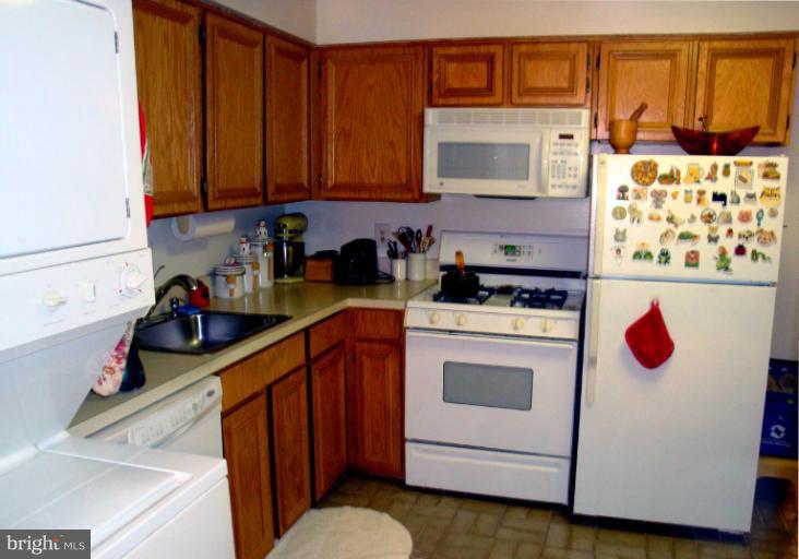 18709 Walkers Choice Road, Unit 6 Gaithersburg, MD 20886 - Photo 5 of 10 a kitchen with a stove and a microwave