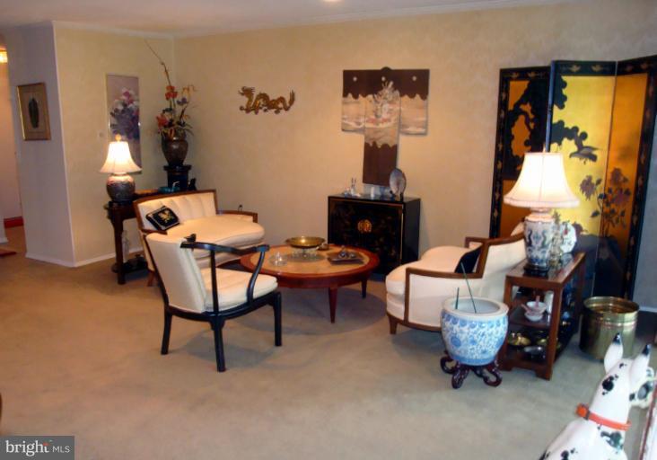 18709 Walkers Choice Road, Unit 6 Gaithersburg, MD 20886 - Photo 7 of 10 a living room with furniture and a window