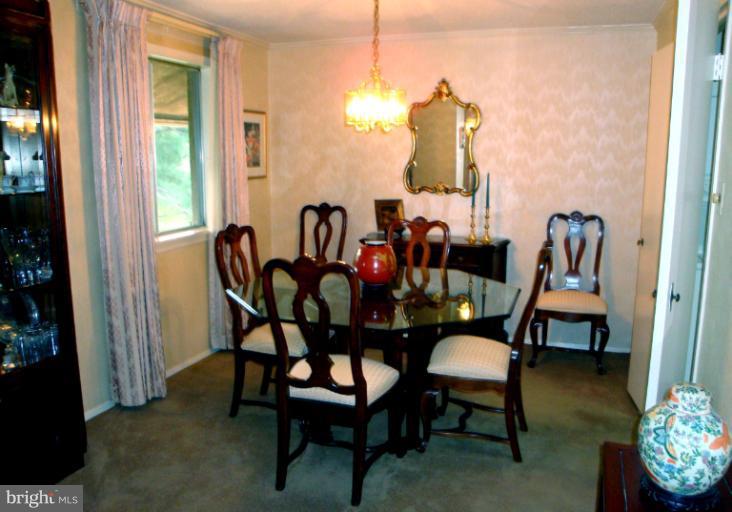18709 Walkers Choice Road, Unit 6 Gaithersburg, MD 20886 - Photo 8 of 10 a dining room with furniture and window