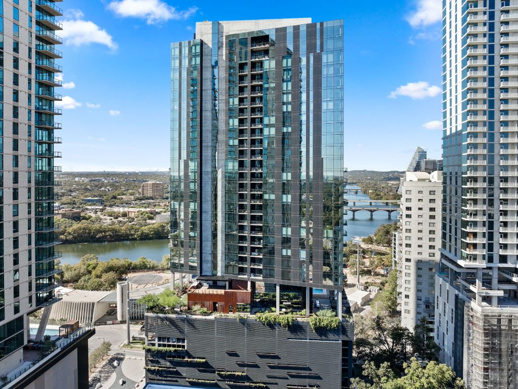 70 Rainey Street, Unit 2301 Austin, TX 78701 - Photo 39 of 40 a balcony with outdoor seating and city view