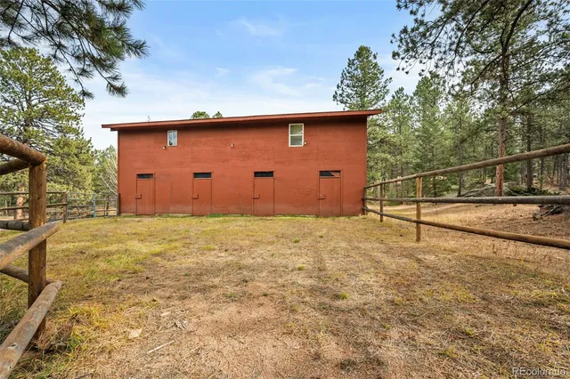 a view of a backyard