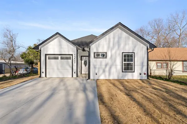 $254,900 | 1202 North Breckenridge Street, Ennis, TX 75119