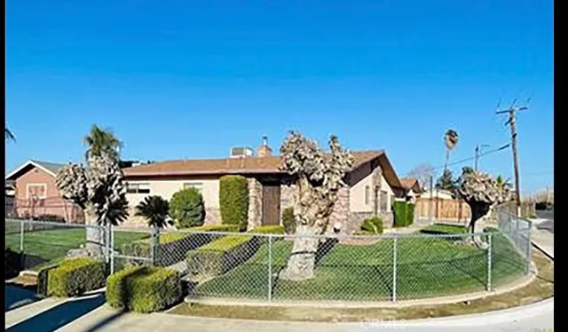 a view of a house with backyard