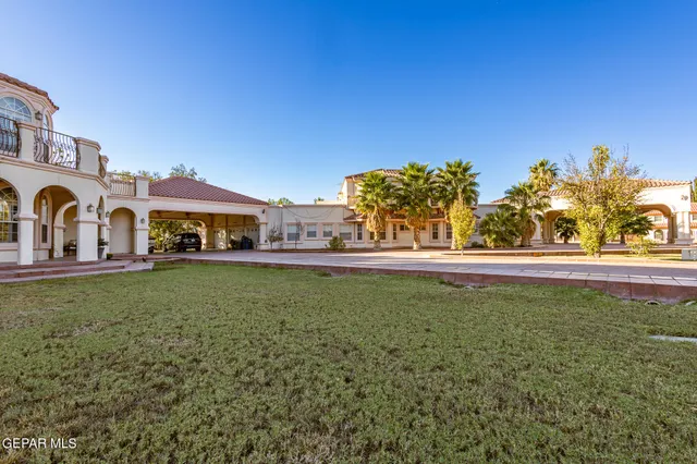 a view of a yard with a house in the background