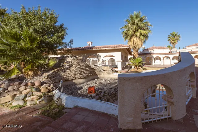 a view of a backyard