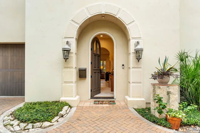 a view of a entrance of the house