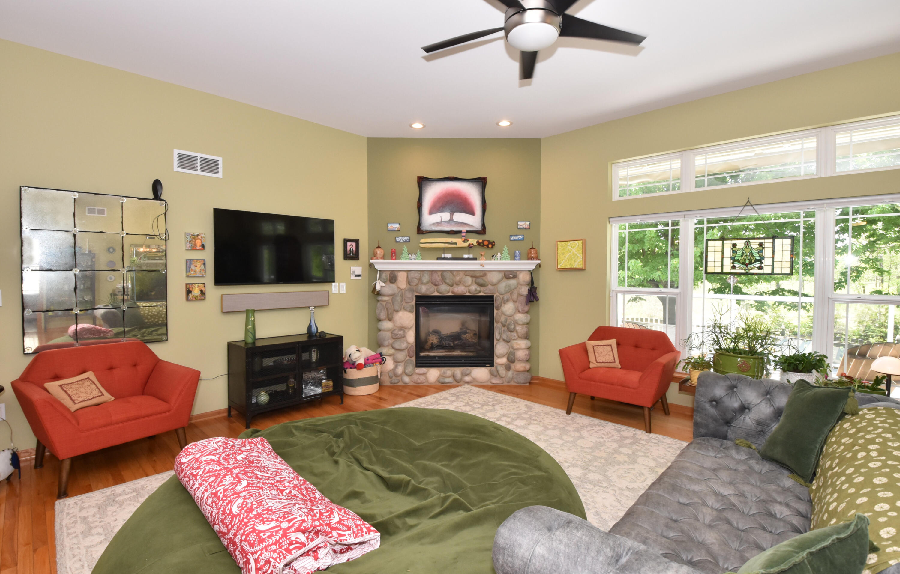 3326 Emmertsen Road Caledonia, WI 53406 - Photo 6 of 54 Living room