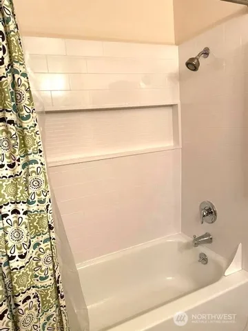 $1,500 | 13717 Linden Avenue North, Unit 215, Seattle, WA 98133