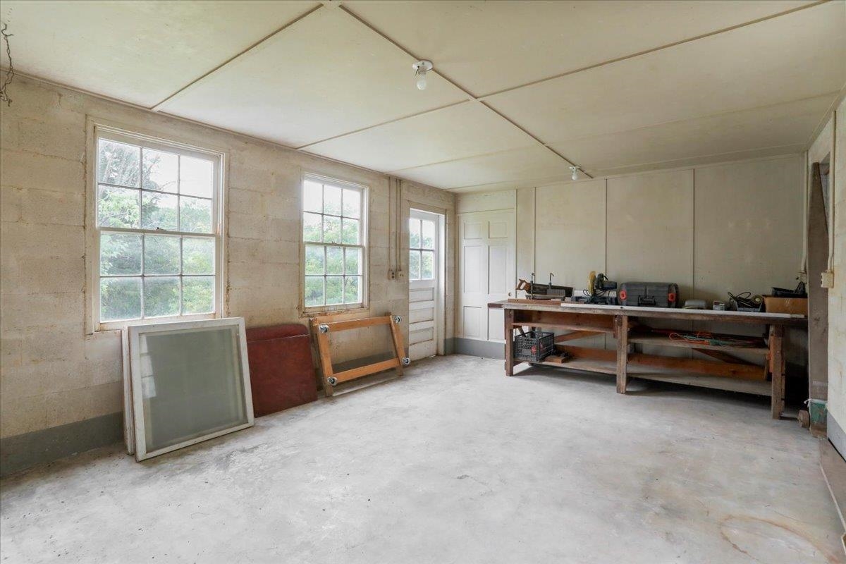 12481 Supinlick Ridge Road Edinburg, VA 22824 - Photo 45 of 75 a room with furniture and windows