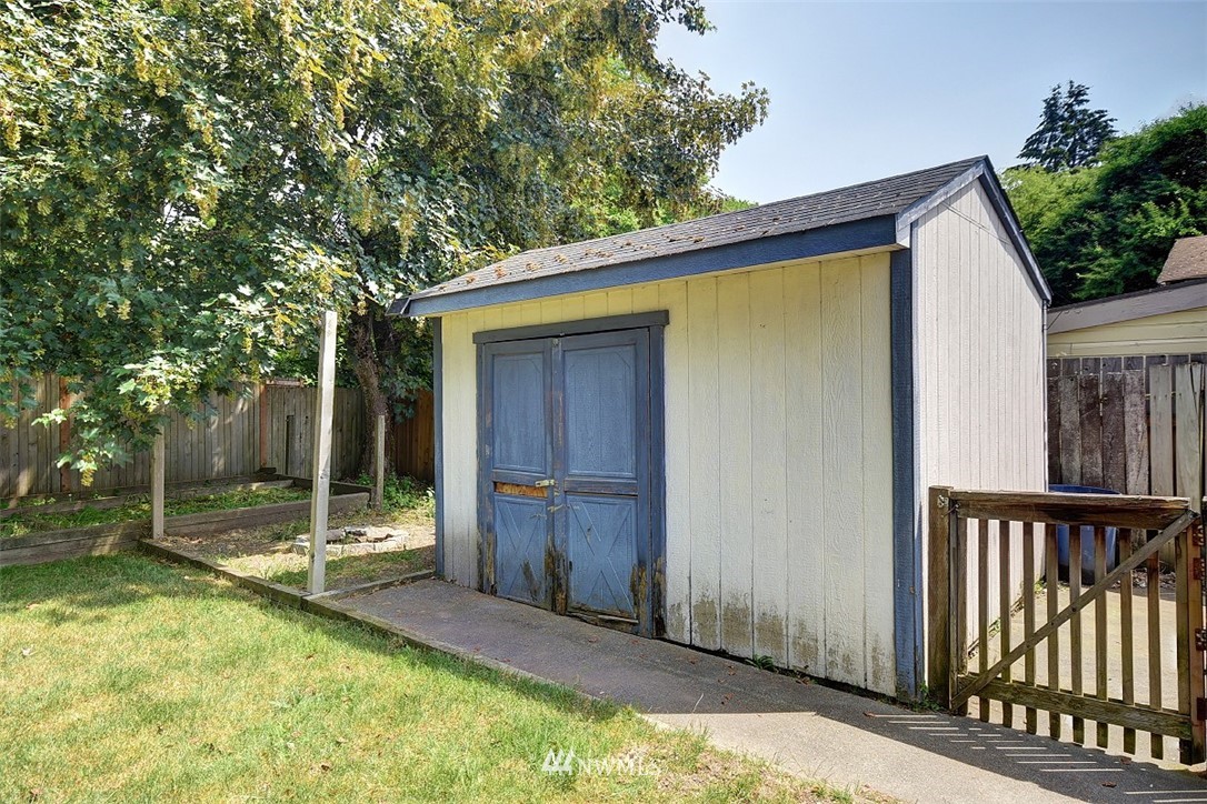 2326 Northeast 9th Place Renton, WA 98056 - Photo 17 of 20 Gallery Image 17