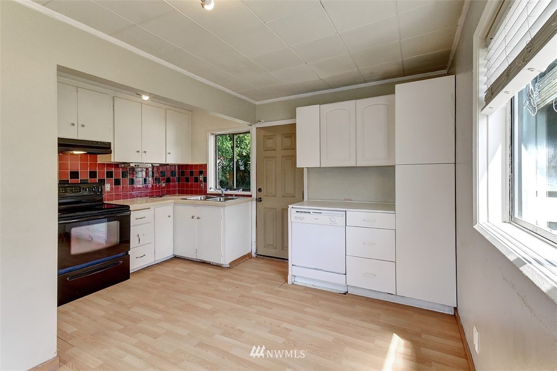 2326 Northeast 9th Place Renton, WA 98056 - Photo 6 of 20 Gallery Image 6