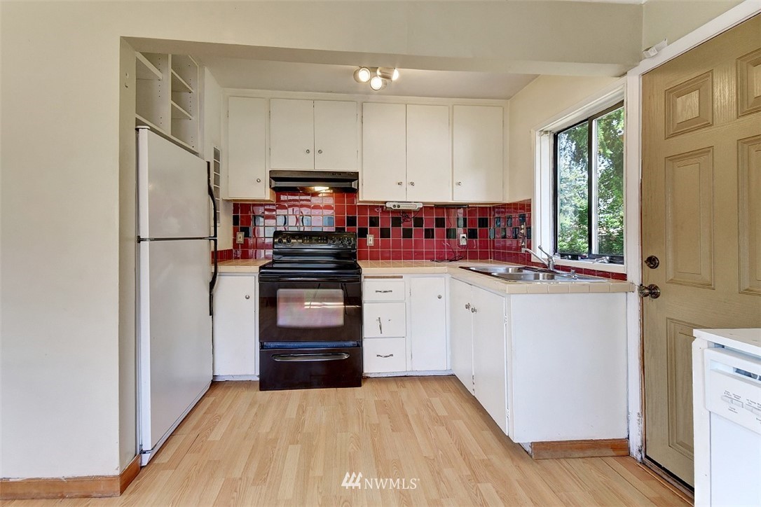 2326 Northeast 9th Place Renton, WA 98056 - Photo 7 of 20 Gallery Image 7