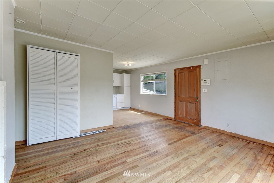 2326 Northeast 9th Place Renton, WA 98056 - Photo 9 of 20 Gallery Image 9