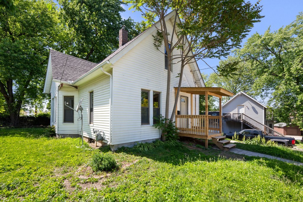811 15th Street B Moline, IL 61265 - Photo 2 of 25