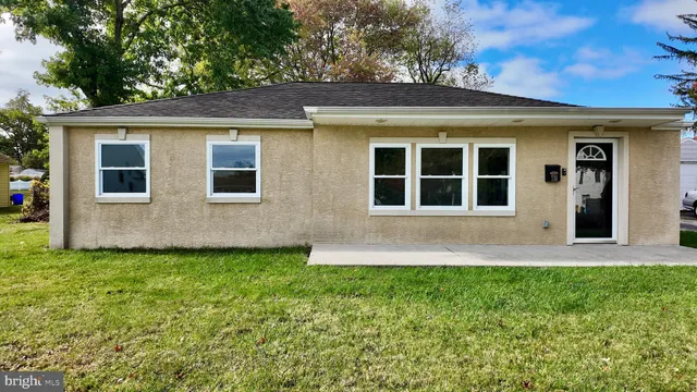 a view of front of a house with a yard