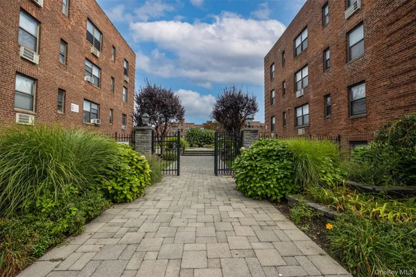 $3,000 | 1 Jefferson Avenue, Unit A5, Rockville Centre, NY 11570