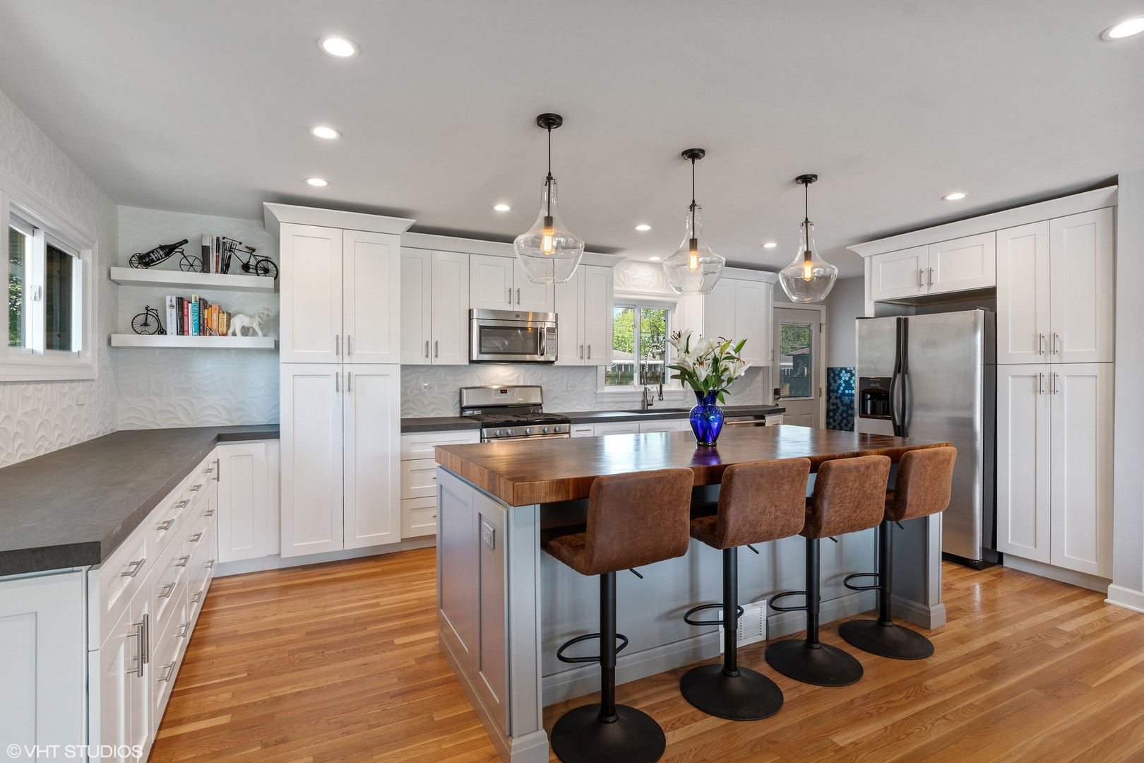 214 Michael Manor Glenview, IL 60025 - Photo 3 of 17