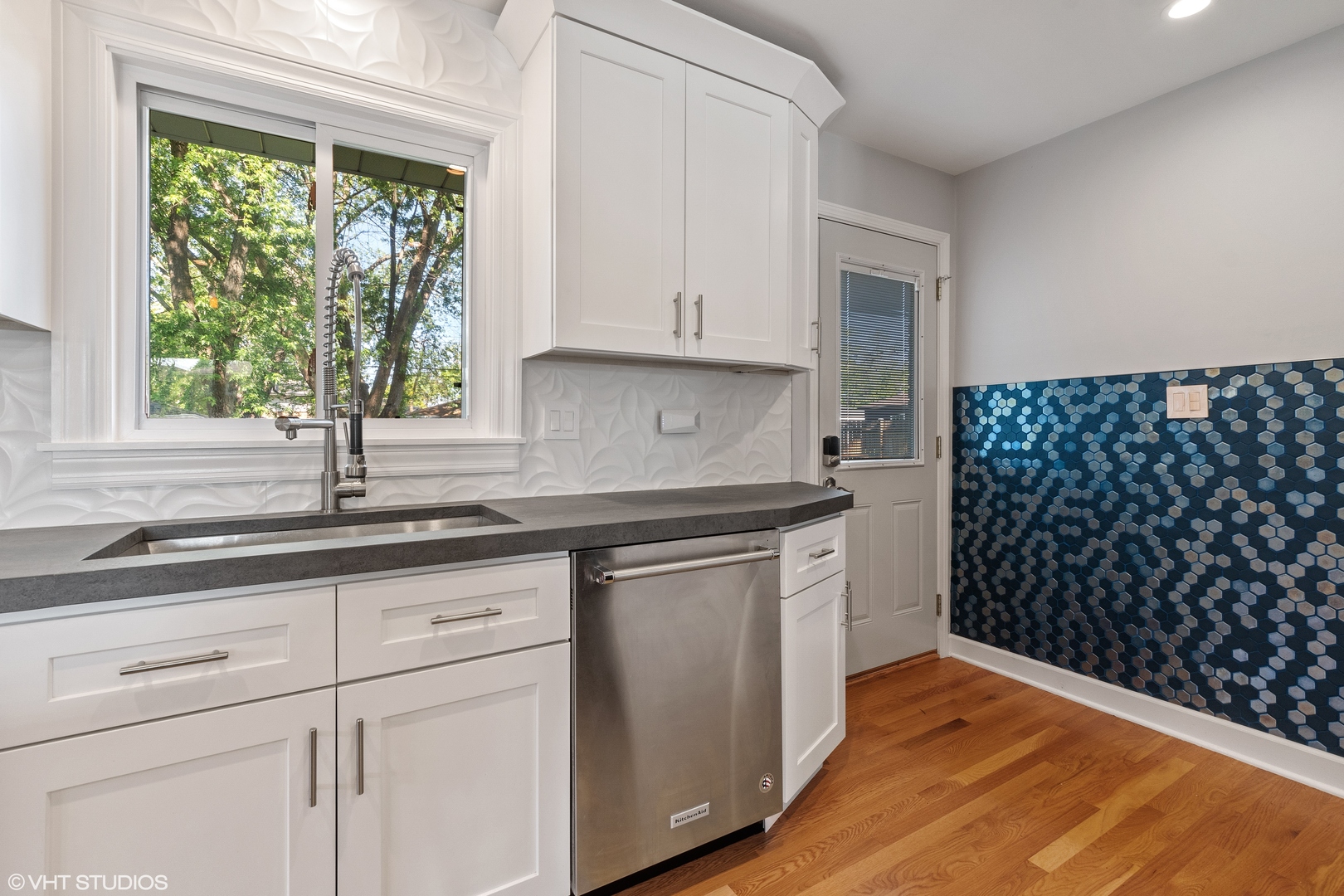 214 Michael Manor Glenview, IL 60025 - Photo 4 of 17