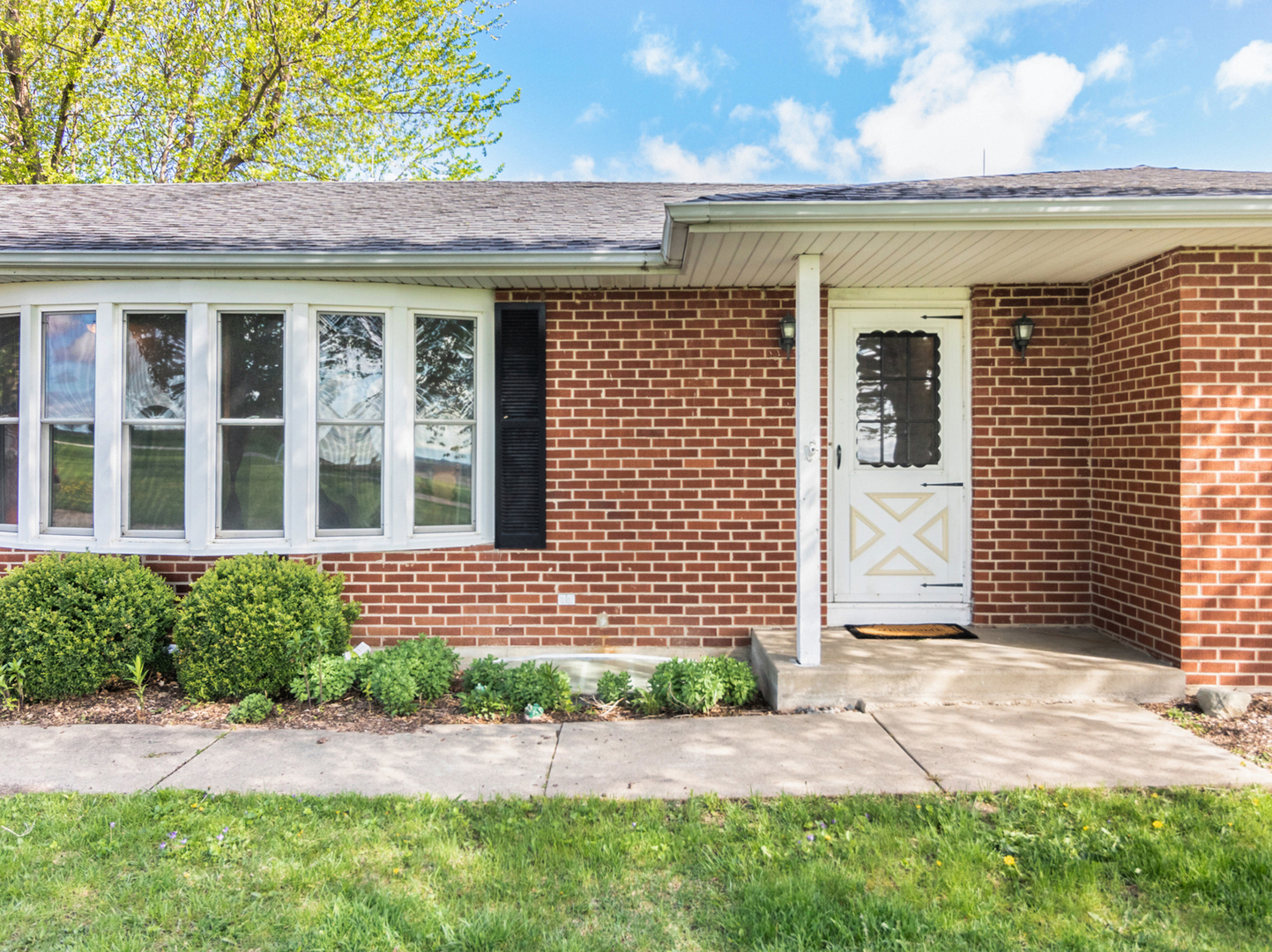 3017 Graham Road Somonauk, IL 60552 - Photo 2 of 30 a front view of a house with a yard