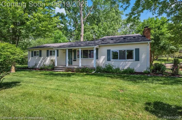 $324,900 | 470 Oak Grove Drive, Lake Orion, MI 48362