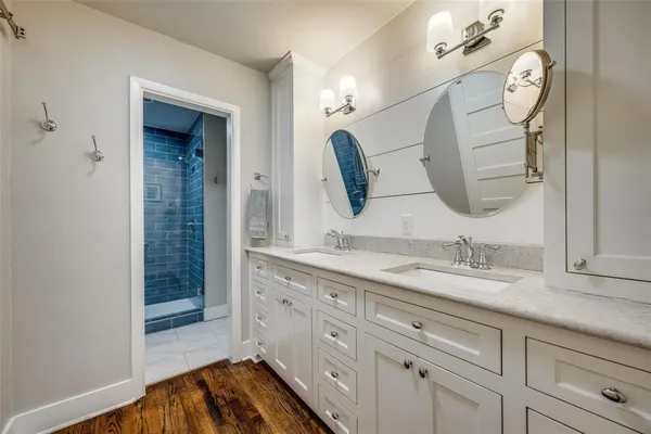 a en suite bathroom with a double vanity sink and a mirror