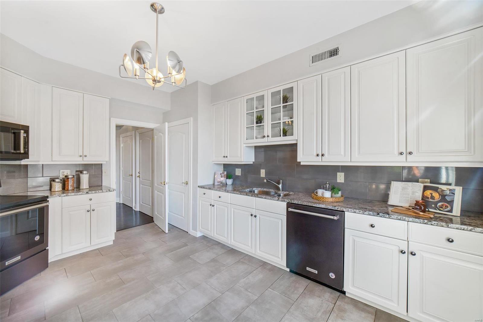 750 South Hanley Road, Unit 460 St. Louis, MO 63105 - Photo 5 of 23 Gallery Image 5