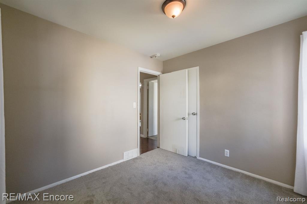 435 Rivard Boulevard Waterford, MI 48327 - Photo 22 of 37