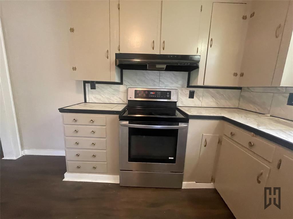 714 Butler Street Springhill, LA 71075 - Photo 8 of 22 Plenty of counter space