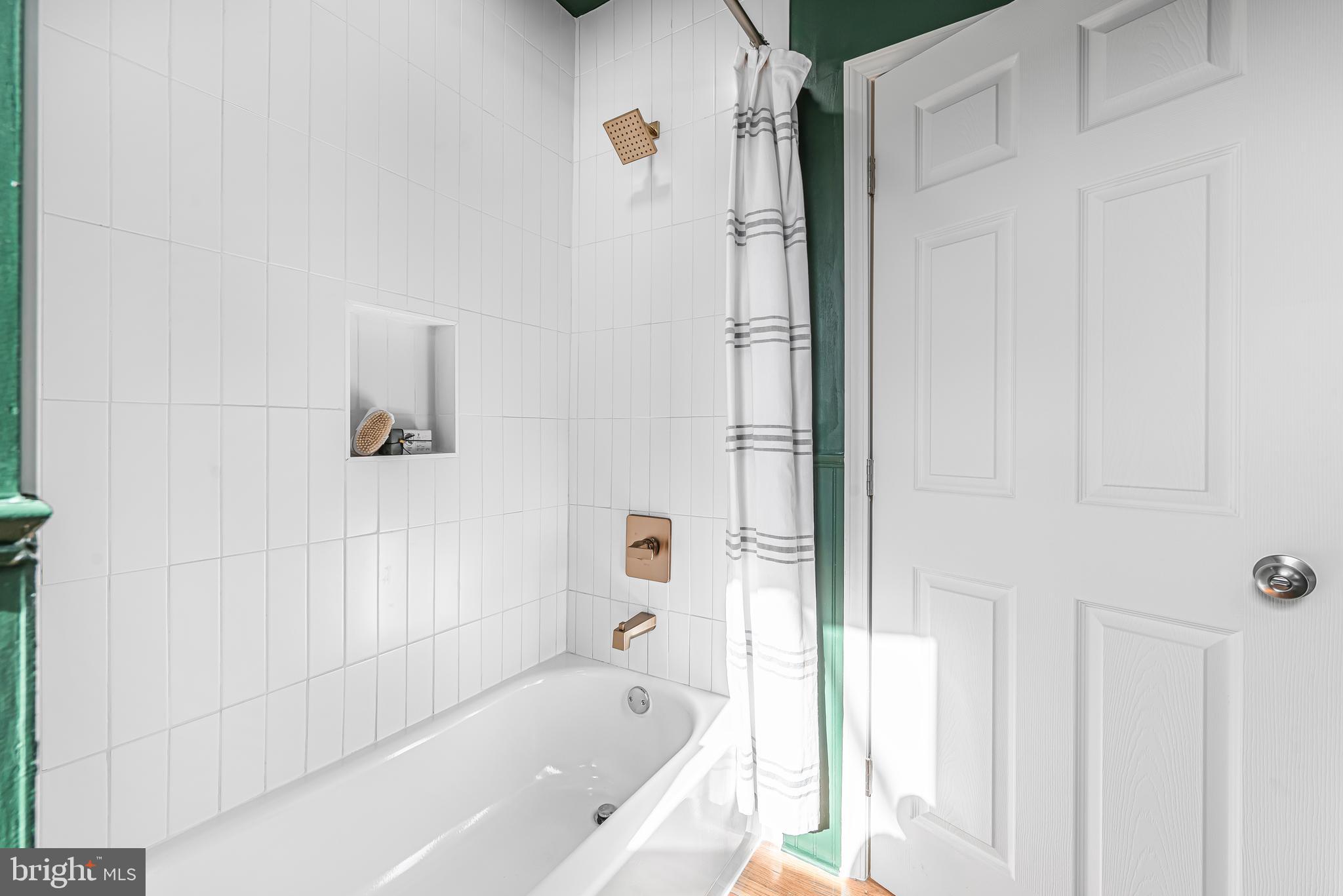 177 V Street Northeast Washington, DC 20002 - Photo 23 of 32 a bathroom with a bathtub