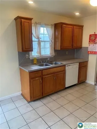 $2,500 | 525 South New Street, Nazareth, PA 18064