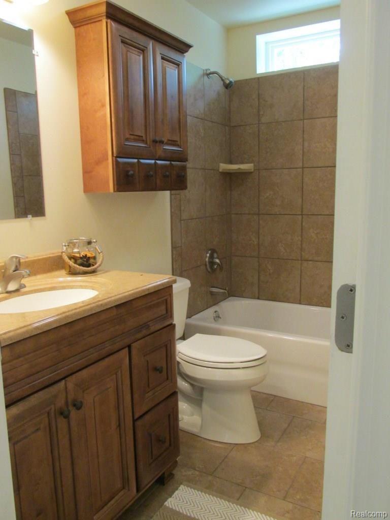833 Francis Road Howell, MI 48843 - Photo 23 of 27 2nd full bath - beautiful cabinetry and tile surround
