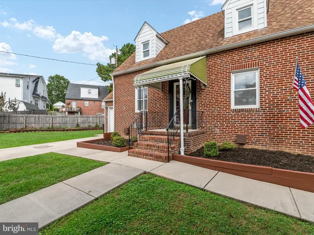 a front view of house with yard