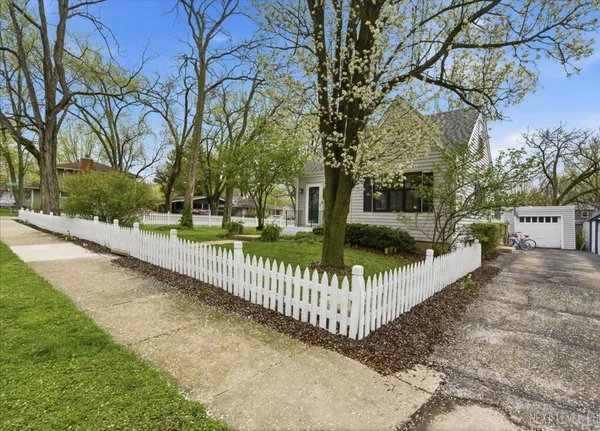 $414,900 | 923 South Avenue, St. Charles, IL 60174