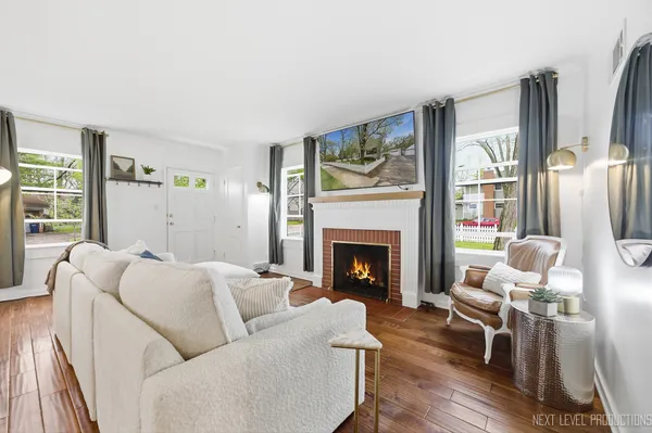 $414,900 | 923 South Avenue, St. Charles, IL 60174