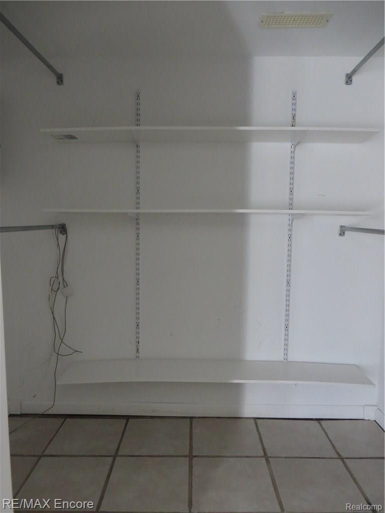709 Cedarlawn Road Waterford, MI 48328 - Photo 8 of 17 Master Bedroom Walk In Closet