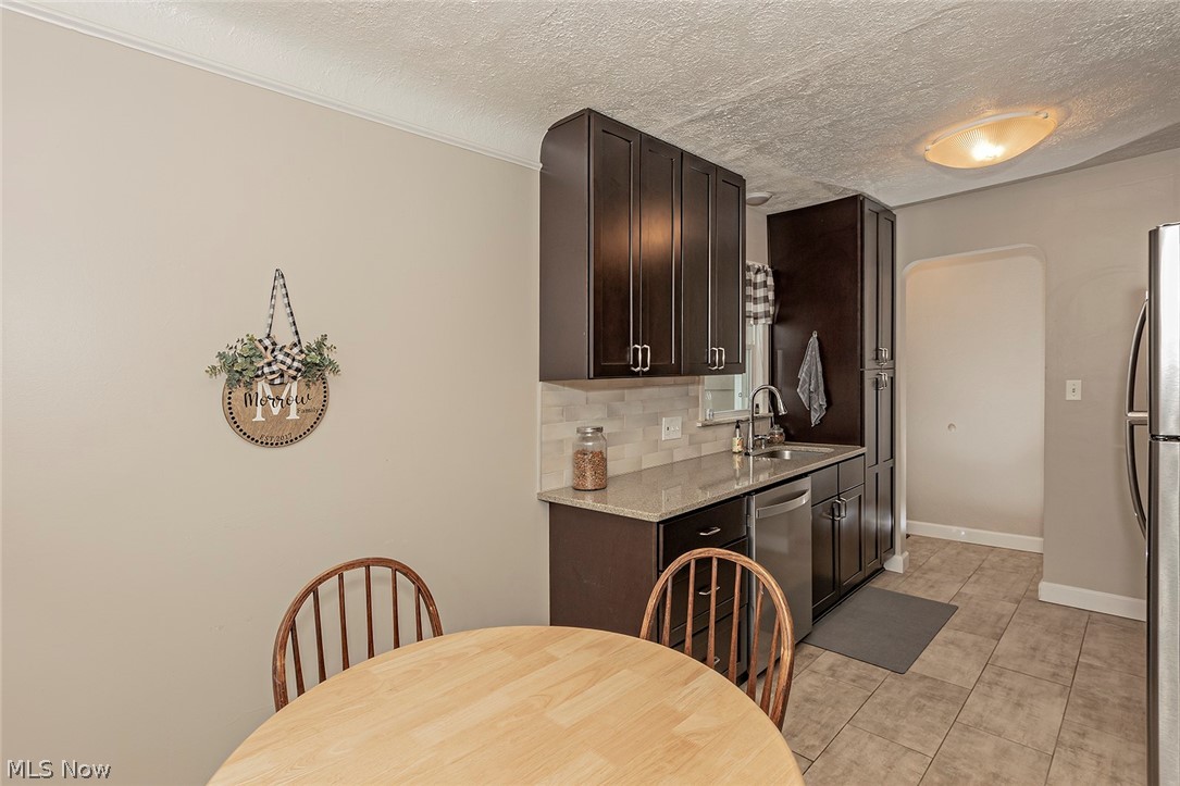1101 Sunset Road Cleveland, OH 44124 - Photo 12 of 31