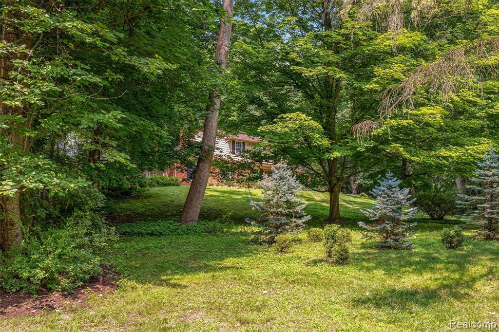 2504 New England Drive Rochester Hills, MI 48309 - Photo 19 of 47