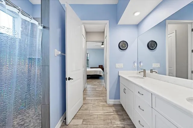a en suite bathroom with a sink and a mirror