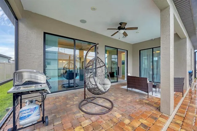 a view of a backyard