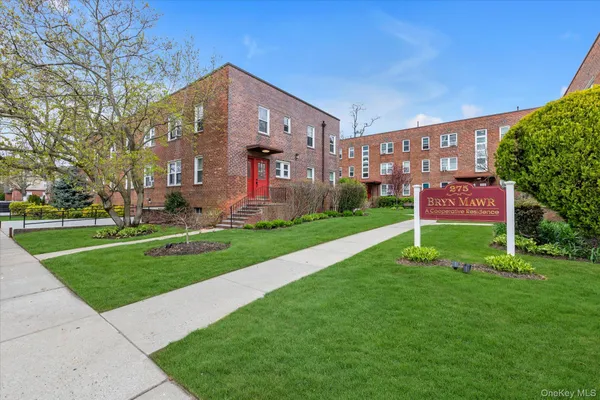 $2,725 | 275 Maple Avenue, Unit D6, Rockville Centre, NY 11570