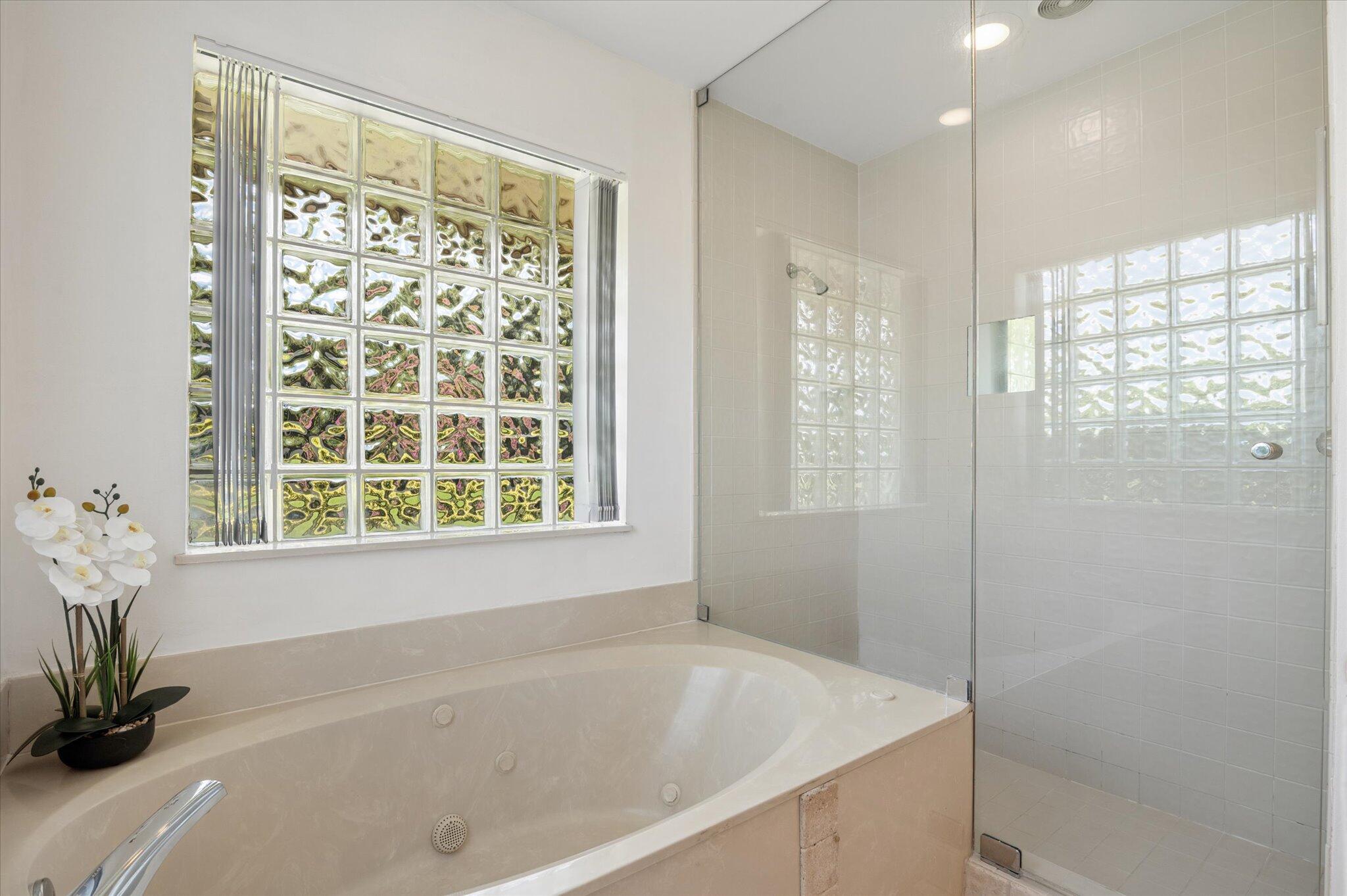 10080 Canoe Brook Circle Boca Raton, FL 33498 - Photo 16 of 30 Primary Bathroom