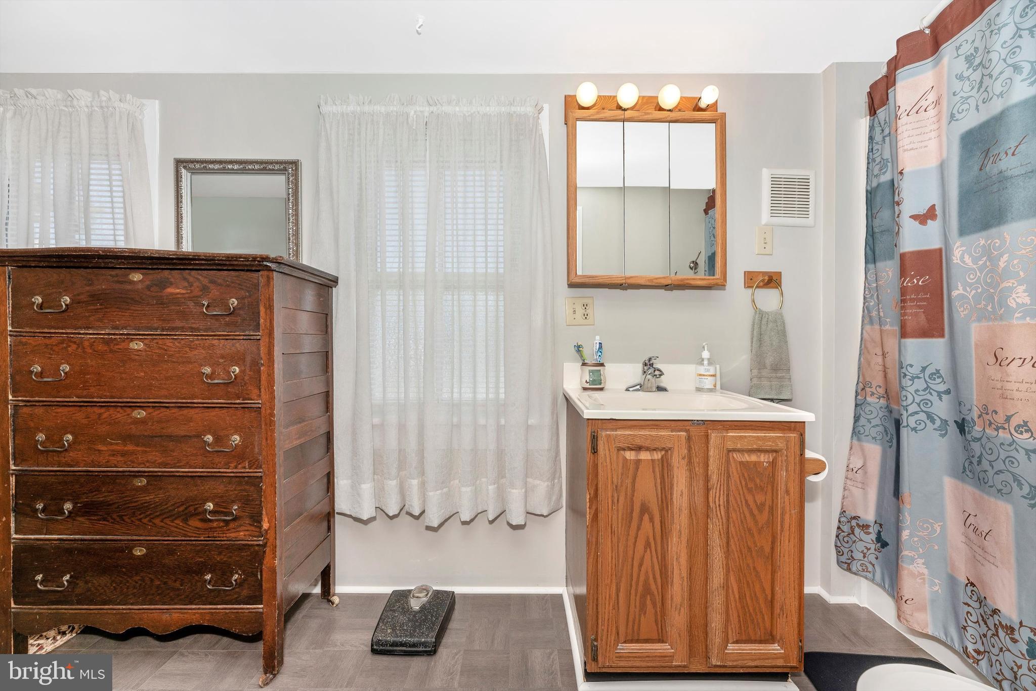 8212 Rocky Ridge Road Thurmont, MD 21788 - Photo 19 of 38 Large Bath