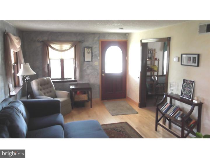 2347 Mole Road Secane, PA 19018 - Photo 5 of 20 Living Room