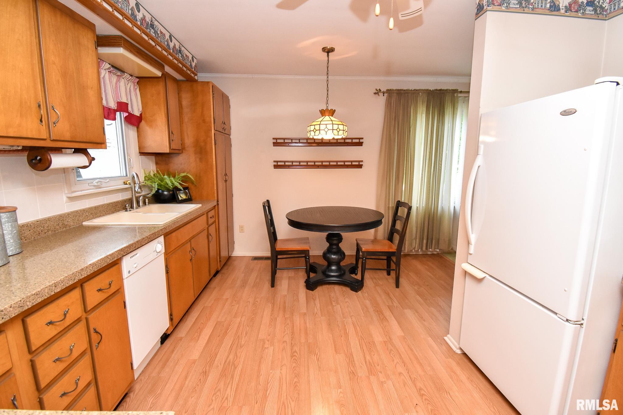 407 Sherwood Park Road Washington, IL 61571 - Photo 11 of 36 Gallery Image 11