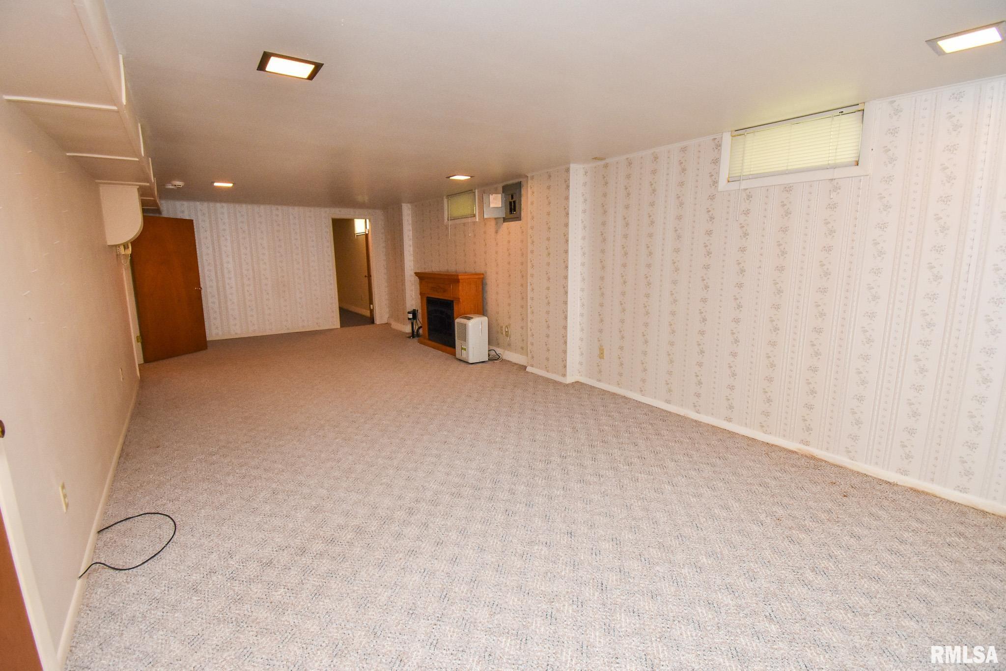 407 Sherwood Park Road Washington, IL 61571 - Photo 21 of 36 Gallery Image 21
