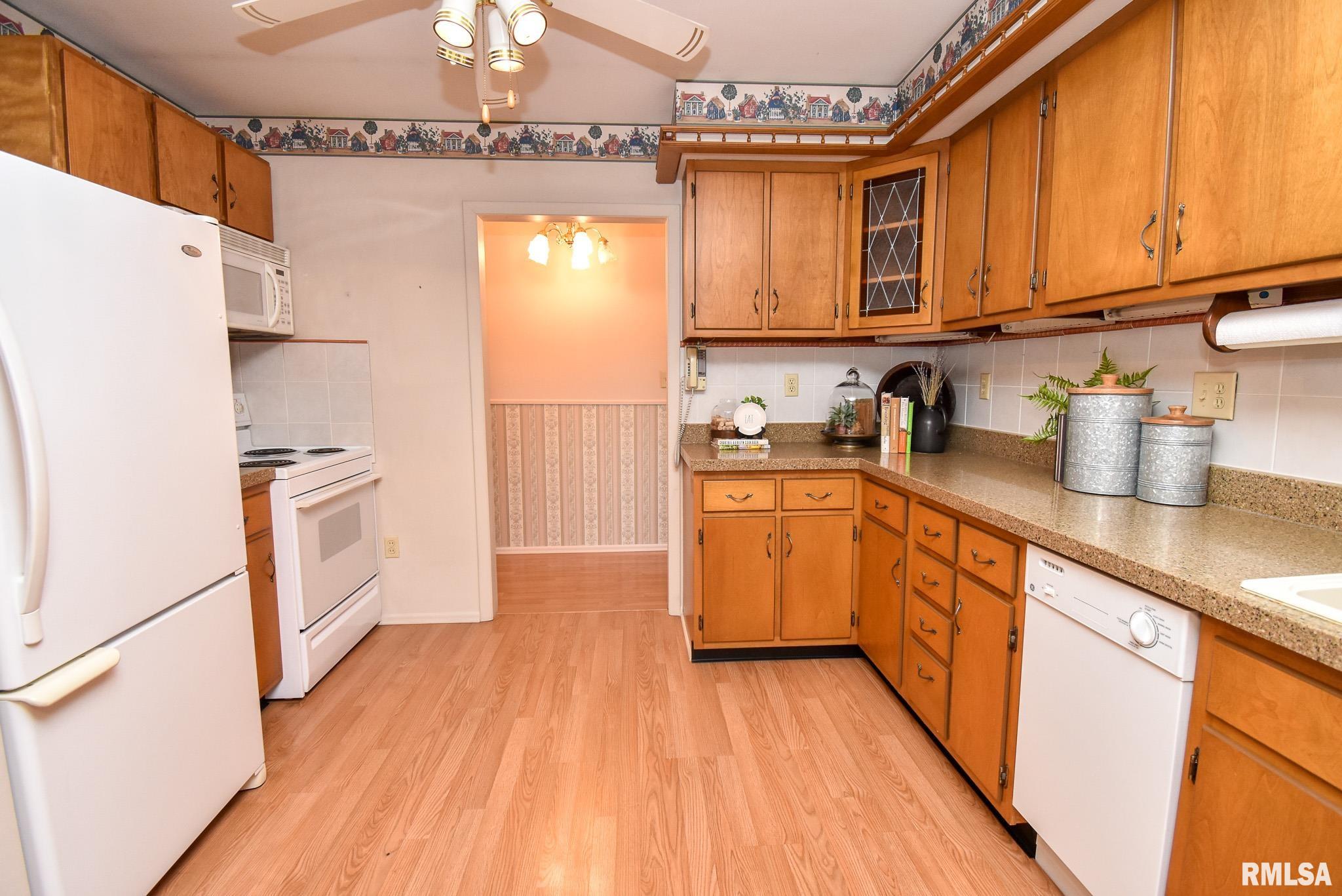 407 Sherwood Park Road Washington, IL 61571 - Photo 9 of 36 Gallery Image 9