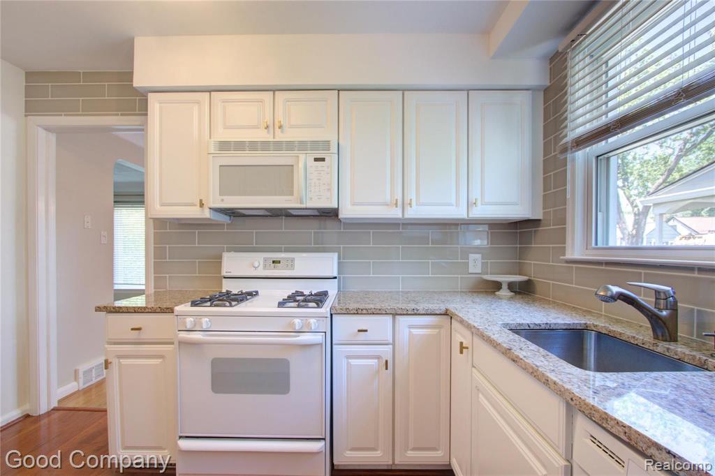 851 Cambridge Road Berkley, MI 48072 - Photo 12 of 39